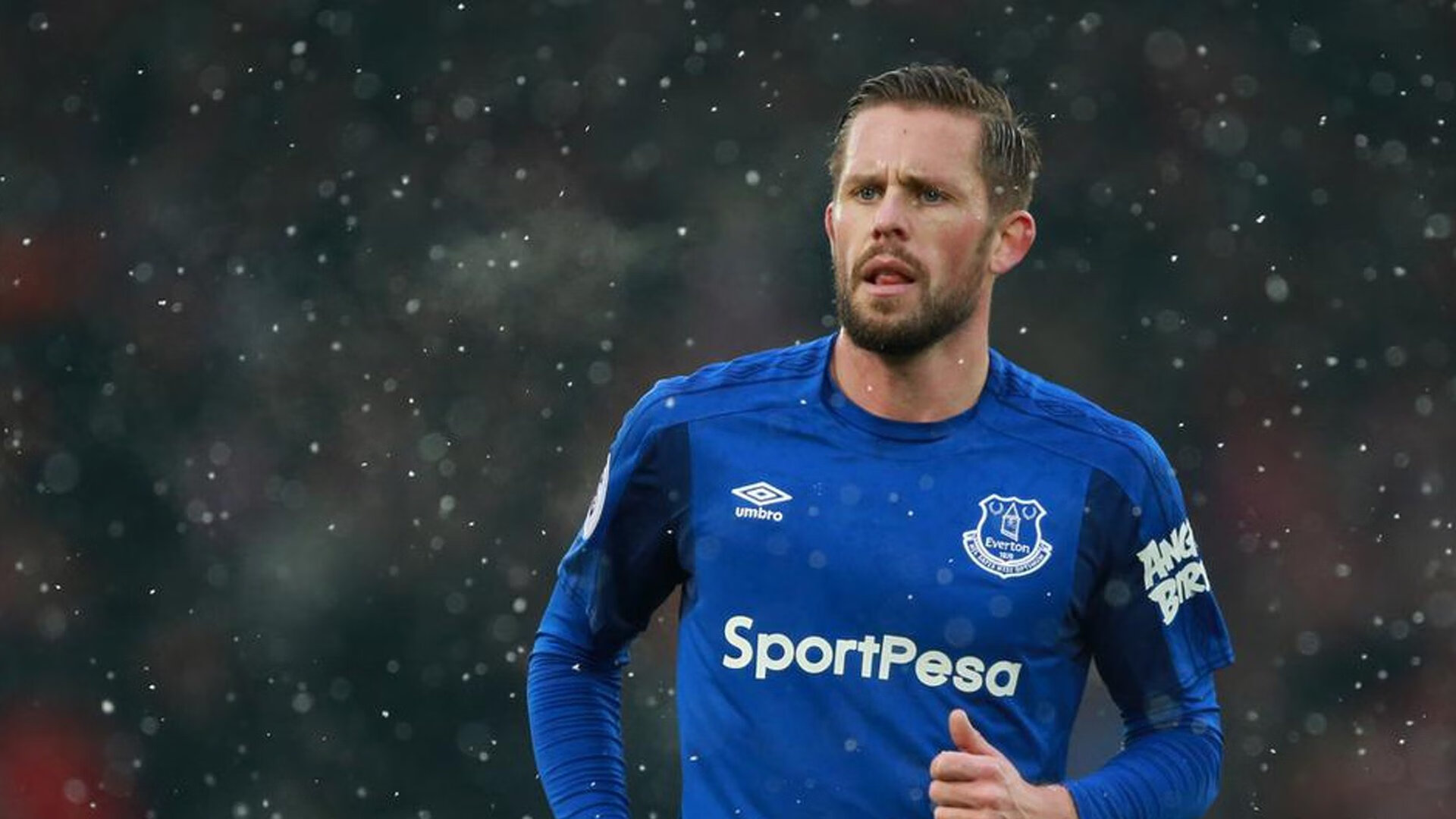 “全力出击！四川省体育馆自由搏击选手激战正酣”